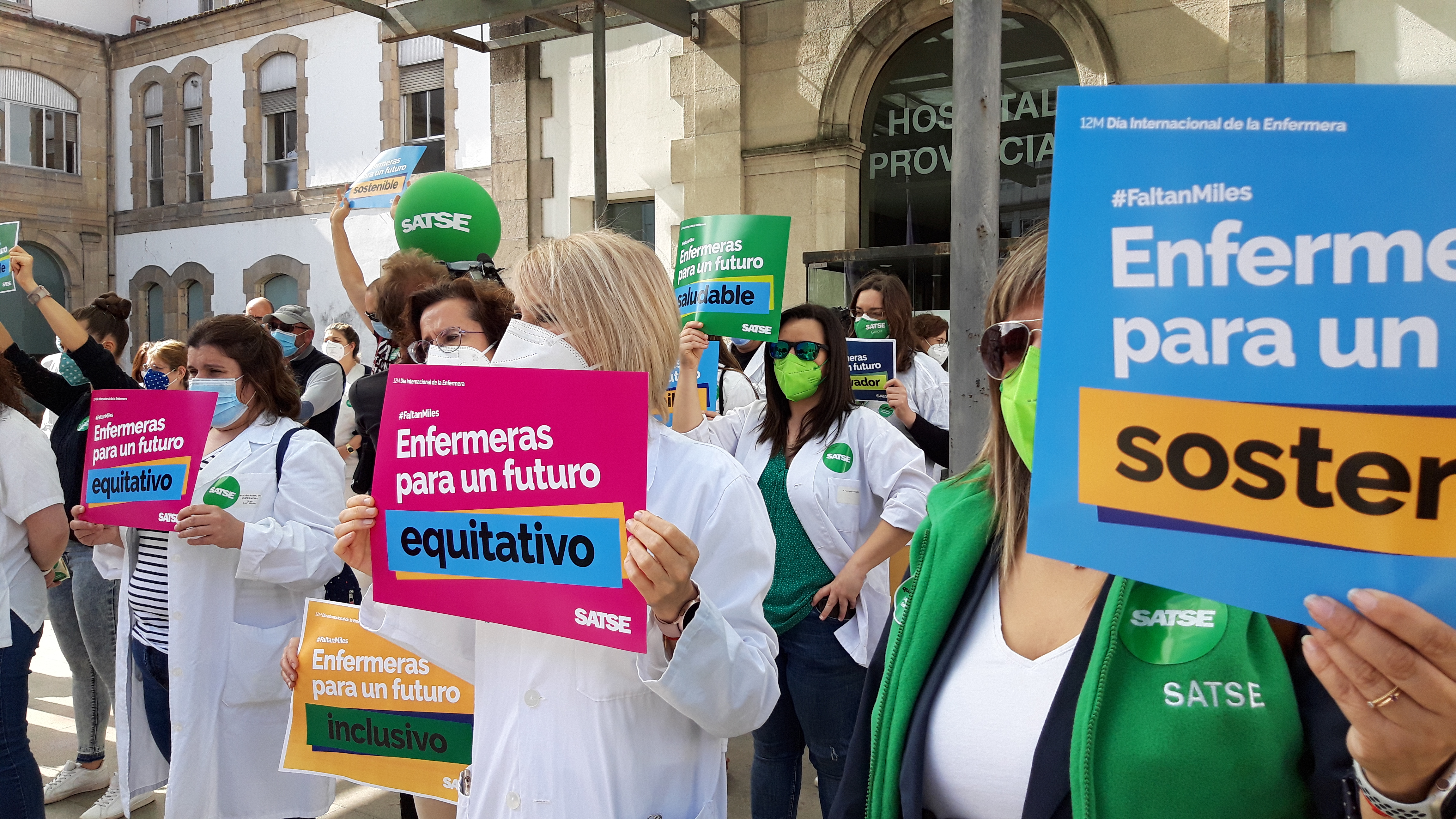Concentración frente al Hospital Provincial de Pontevedra en el Día Internacional de la Enfermería